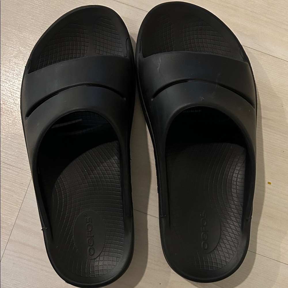 OOFOS Black Comfort Slides